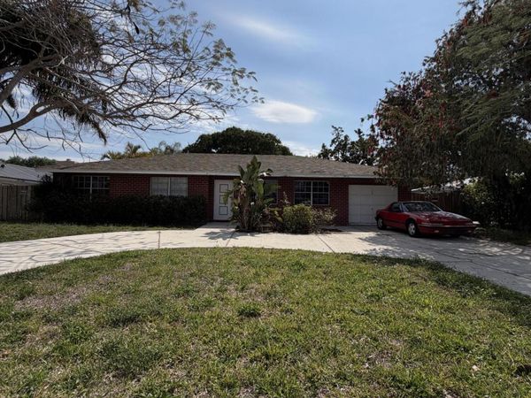 104 W Swan Pkwy Parkway W, Royal Palm Beach, FL 33411