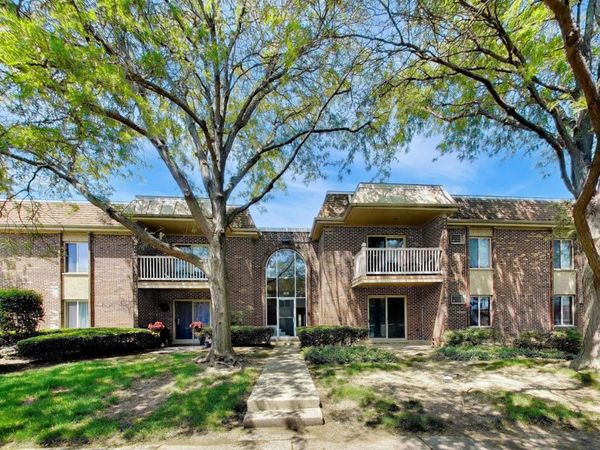 906 W Alleghany Drive, Unit 1B, Arlington Heights, IL 60004