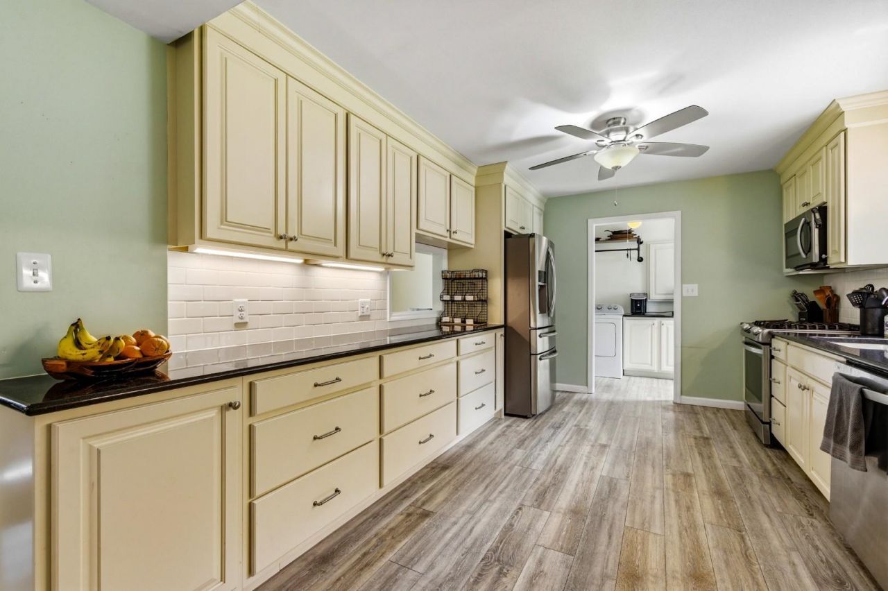 2400 Bay View Dr. Photo 11