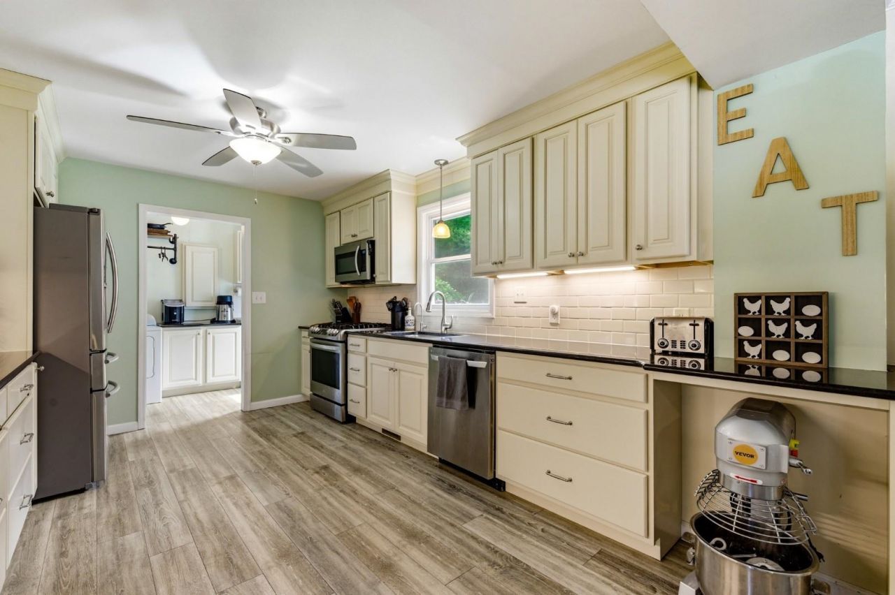 2400 Bay View Dr. Photo 12