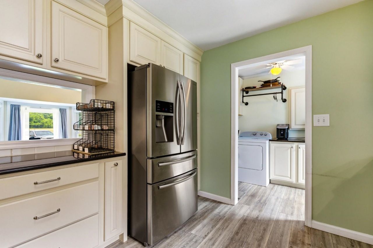 2400 Bay View Dr. Photo 13