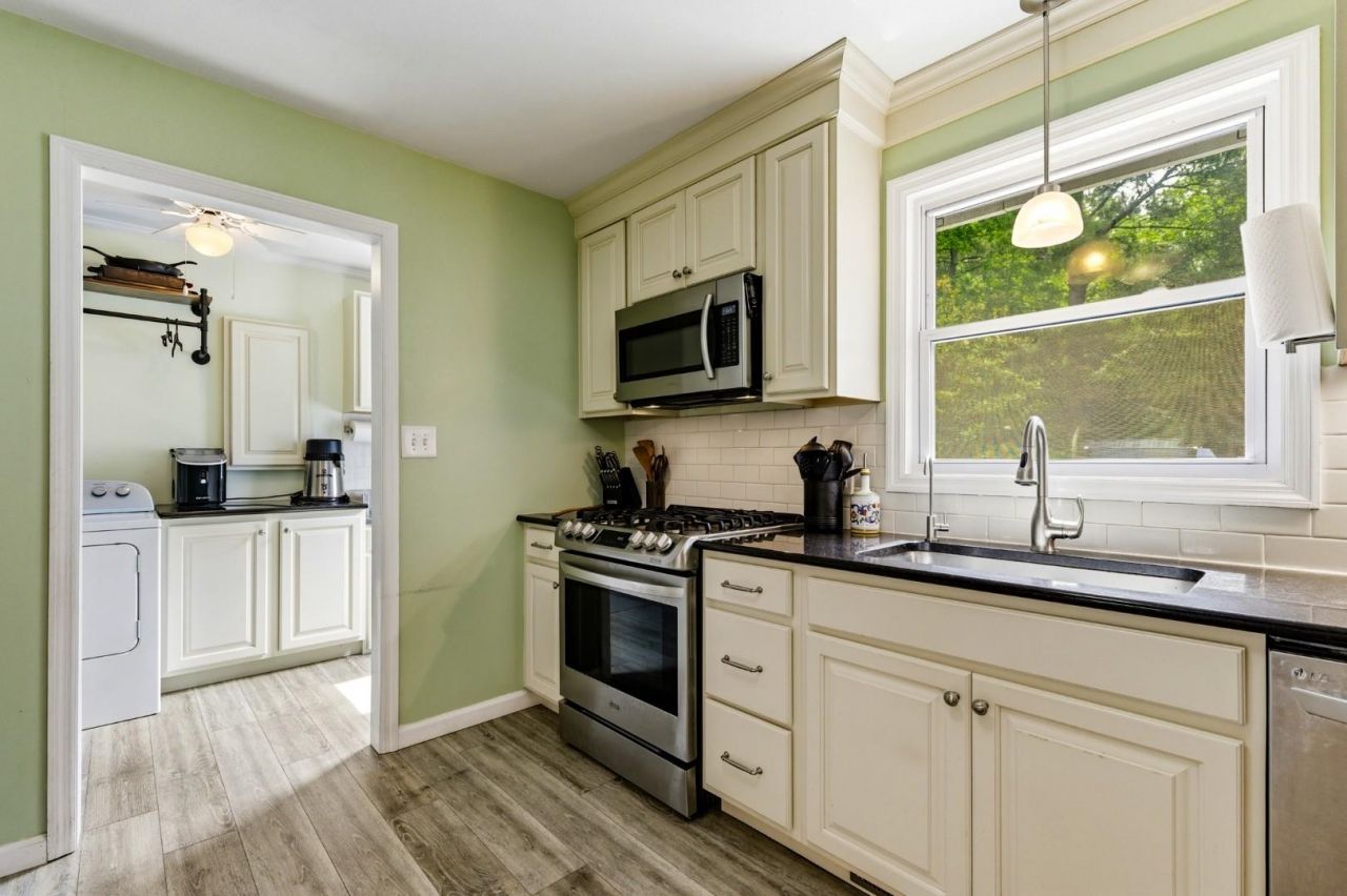2400 Bay View Dr. Photo 14