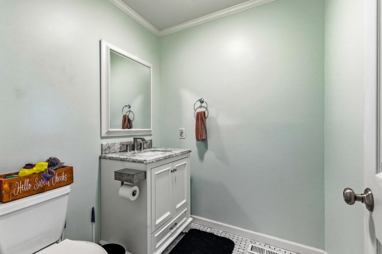 2400 Bay View Dr. Photo 18