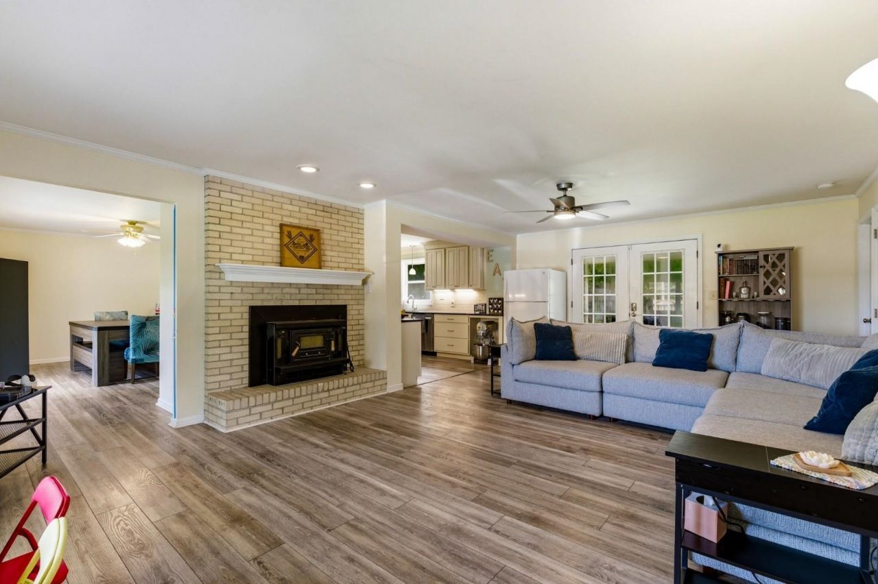 2400 Bay View Dr. Photo 6