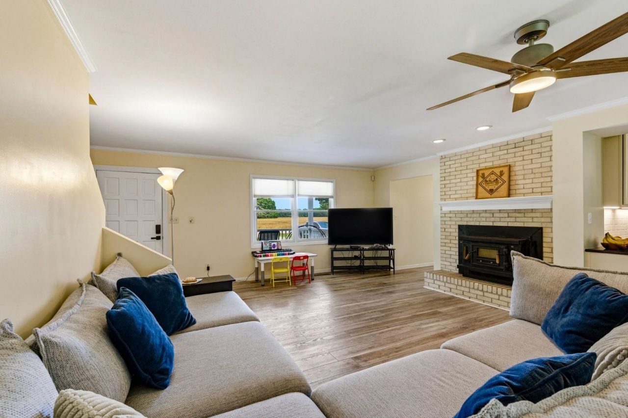 2400 Bay View Dr. Photo 9