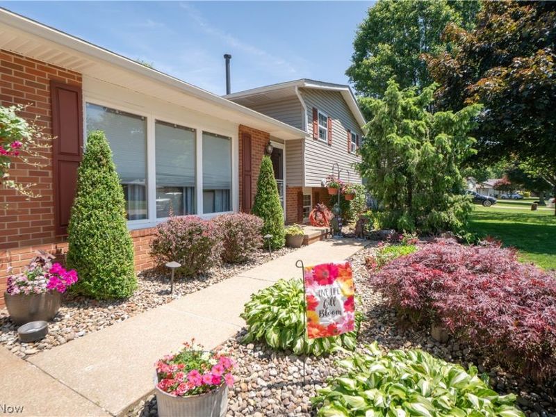 8026 Garnet Avenue NE, Canton, OH 44721 Photo 2