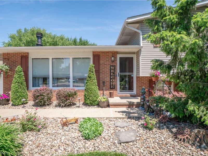 8026 Garnet Avenue NE, Canton, OH 44721 Photo 3