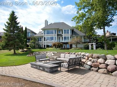826 Wolverine Drive, Wolverine Lake Vlg, MI 48390