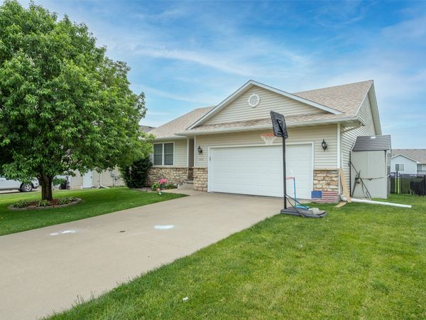 1111 Green Hills Drive, Norwalk, IA 50211