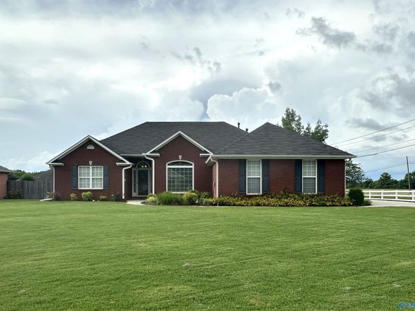 9 Madison Lane, Decatur, AL 35603
