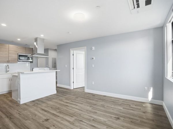 632 Centre St, Unit 305, Boston, MA 02139