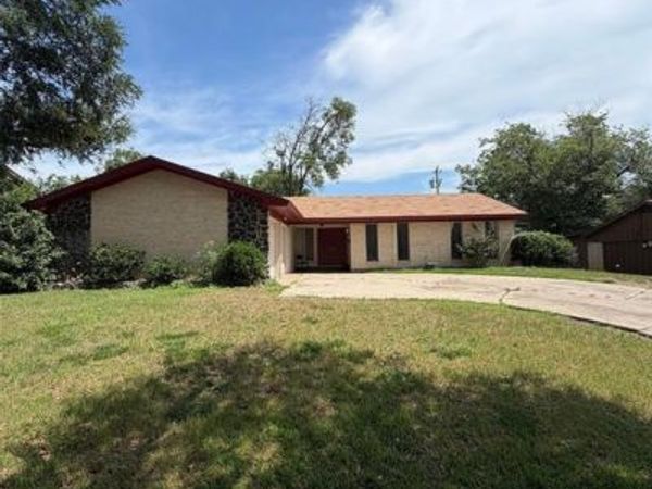 8012 Chapin Road, Benbrook, TX 76116