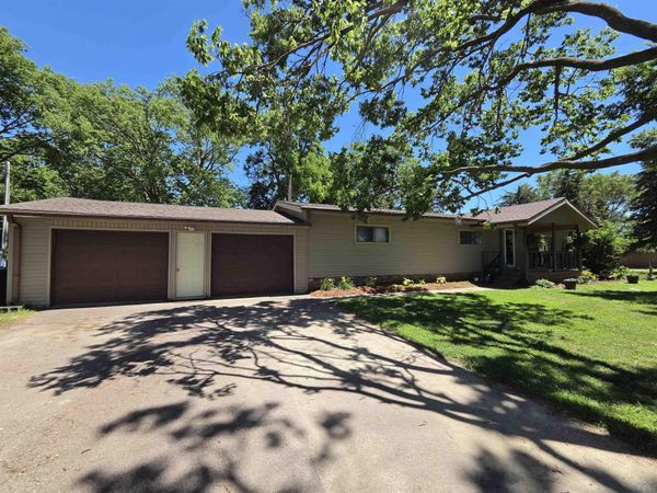 1586 Gateway Dr., South Sioux City, NE 68776
