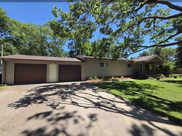1586 Gateway Dr., South Sioux City, NE 68776