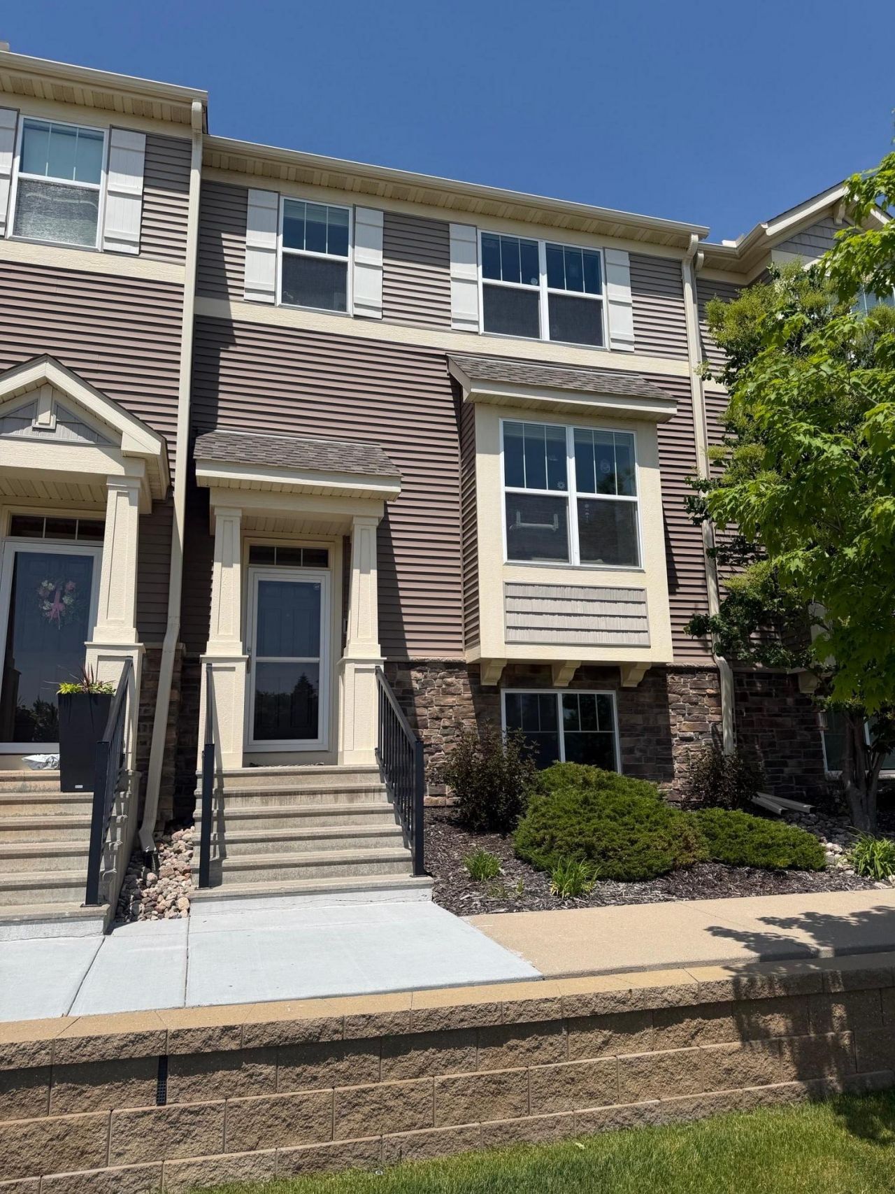 8967 SW Village Loop , Chanhassen, MN 55317