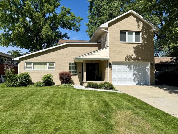 9046 Pottawattami Drive , Skokie, IL 60076