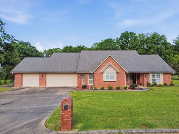 1803 Sleepy Hollow Road , Okmulgee, OK 74447