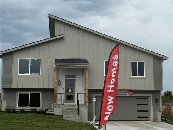 2112 SE Oak Ridge Drive, Oak Grove, MO 64075