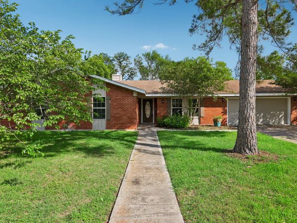 810 Vogel DR, Lockhart, TX 78644
