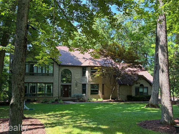2018 Pine Hollow Trail, Brighton Township, Mi 48114