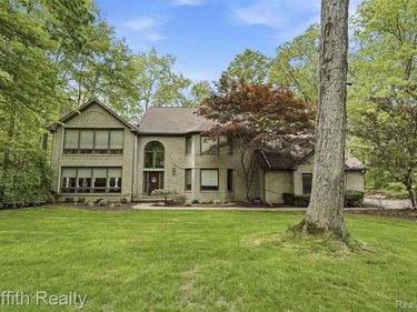 2018 Pine Hollow Trail, Brighton Twp, MI 48114