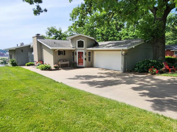 365 Riverview Terrace, East Dubuque, IL 61025