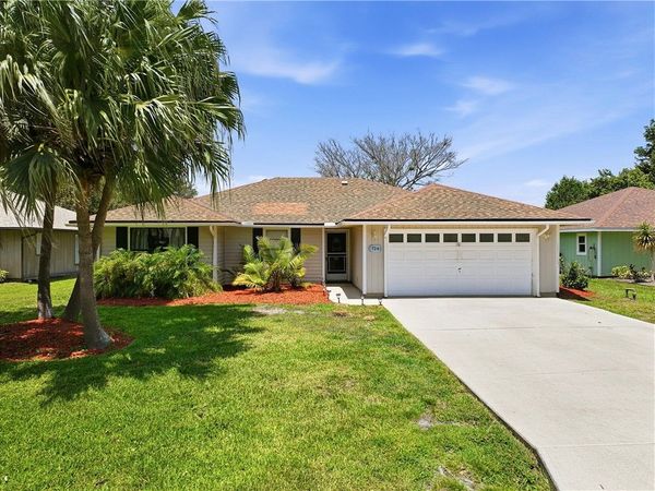 724 24th Square, Vero Beach, FL 32962