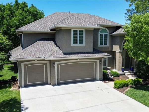 1528 SW Hedgewood Lane, Lee's Summit, MO 64081