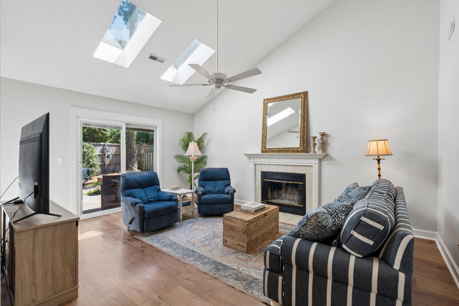2060 Presidio Drive Photo 8