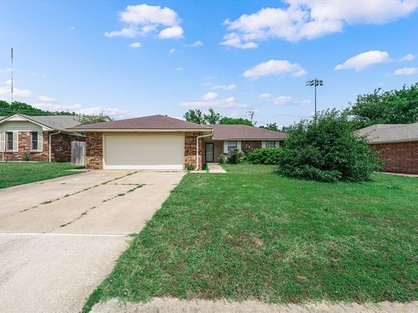 2012 E Hills Drive, Moore, OK 73160