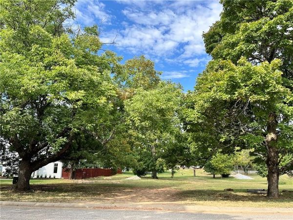 1327 N Woolsey Avenue , Fayetteville, AR 72703