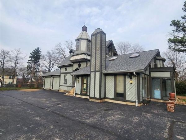 418 Oak Tree Drive , Webster Groves, MO 63119