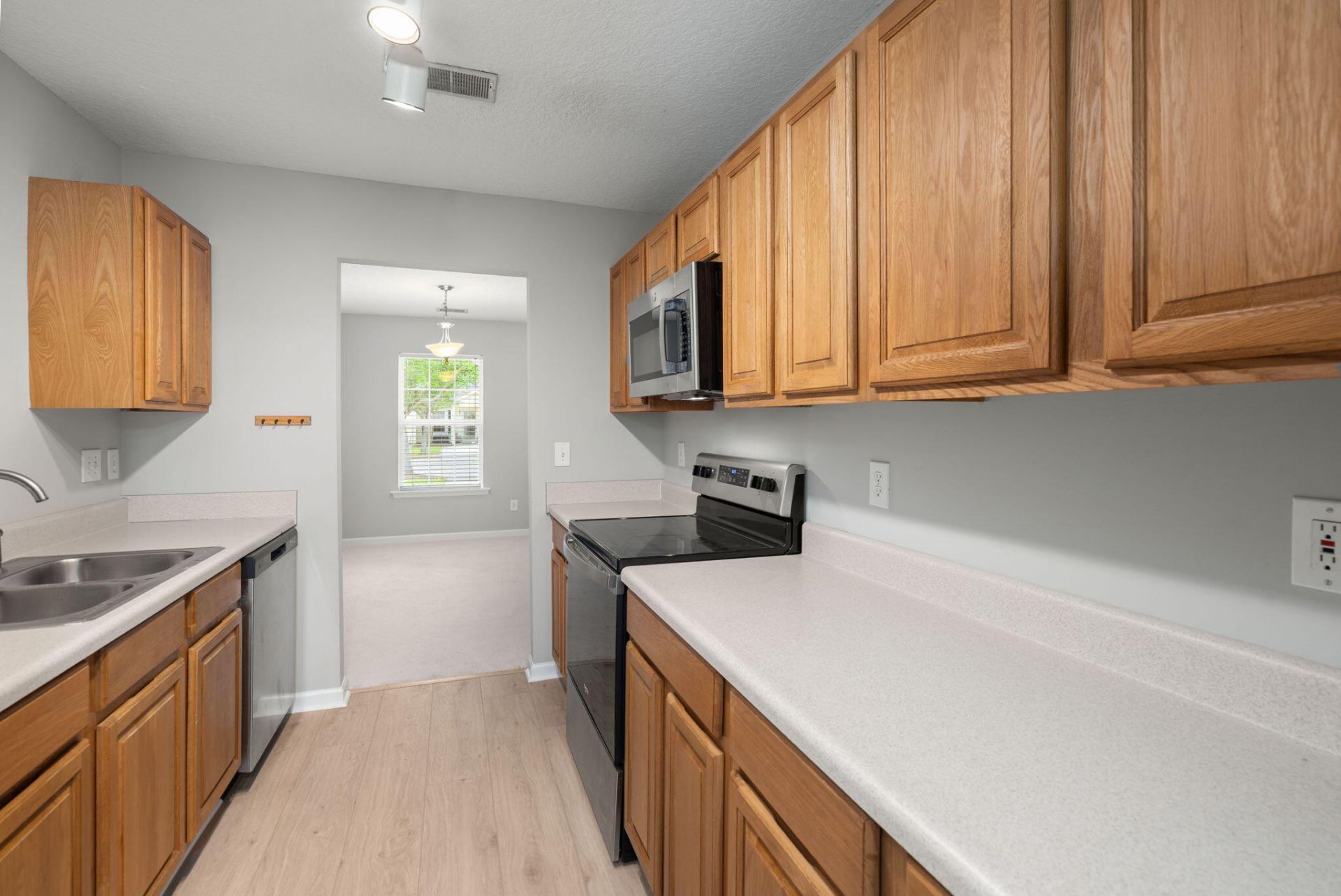 7852 Park Gate Drive Photo 8