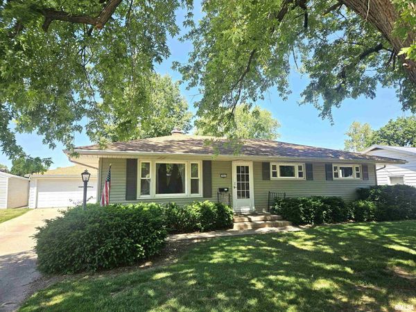 954 HAWKINSON Avenue, Galesburg, IL 61401