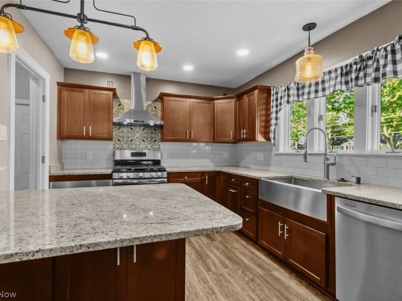 243 9th Street NE, Barberton, OH 44203 Photo 6