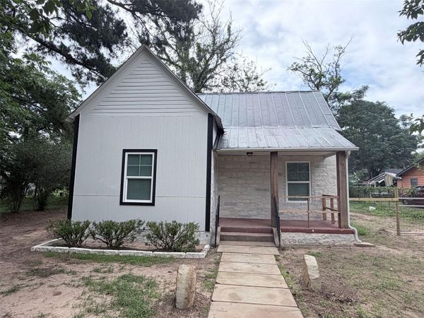 403 Taylor ST, Smithville, TX 78957