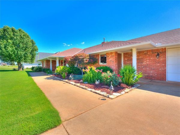 1725 Cedar Valley Manor, Guthrie, OK 73044