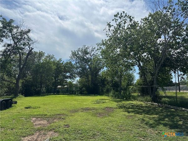 652 Flores Street , Seguin, TX 78155
