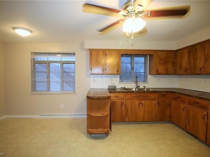 617 E Robinson Avenue, Barberton, OH 44203 Photo 9