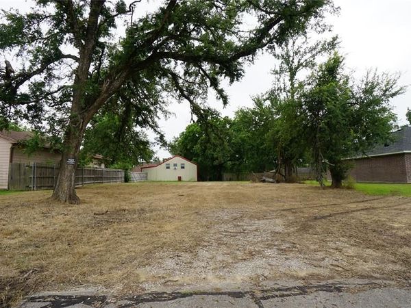 704 E 6th Street, Bonham, TX 75418