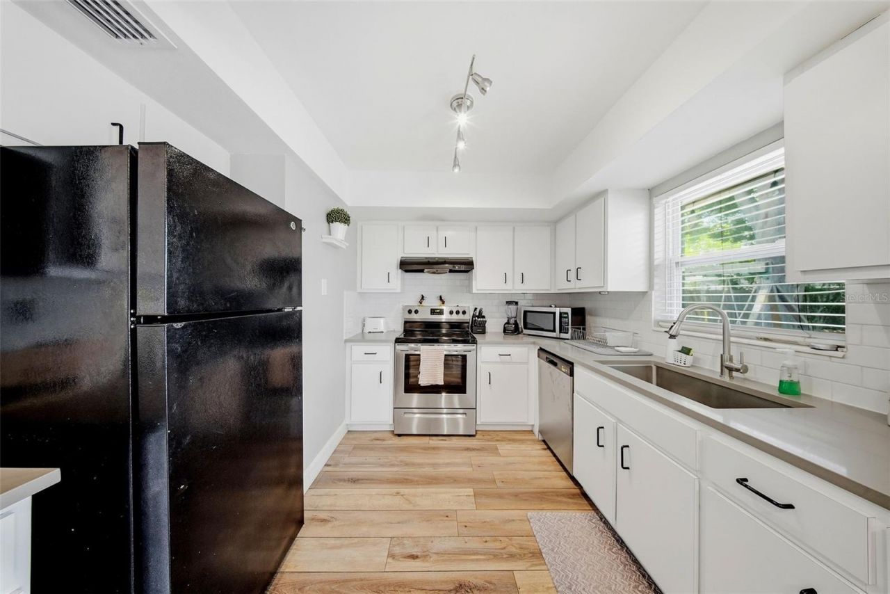 7976 Shadow Run Drive, Largo, FL 33773 Photo