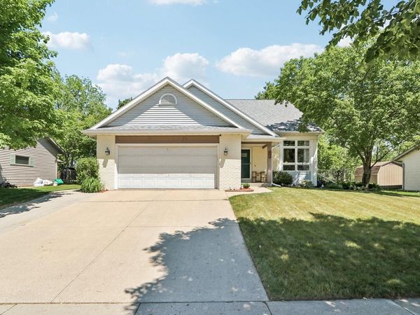 32 Hidden Creek VIEW, Hartford, WI 53027