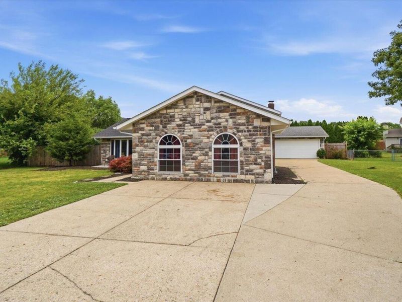 322 Old Meadows Court, Canal Winchester, OH 43110 Photo 2