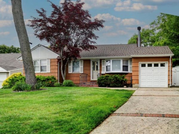 18 Bailey Avenue, Babylon, NY 11702