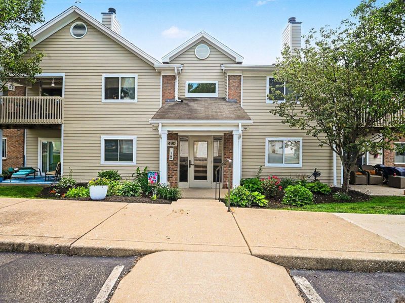 490 Lakeview Drive, Unit 205, Newport, KY 41071 Photo 2
