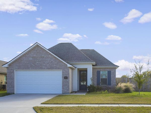 825 Mano Myrtle Dr, Gonzales, LA 70737