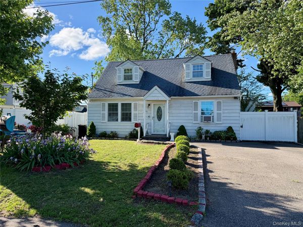 19 3rd Street, Lindenhurst, NY 11757