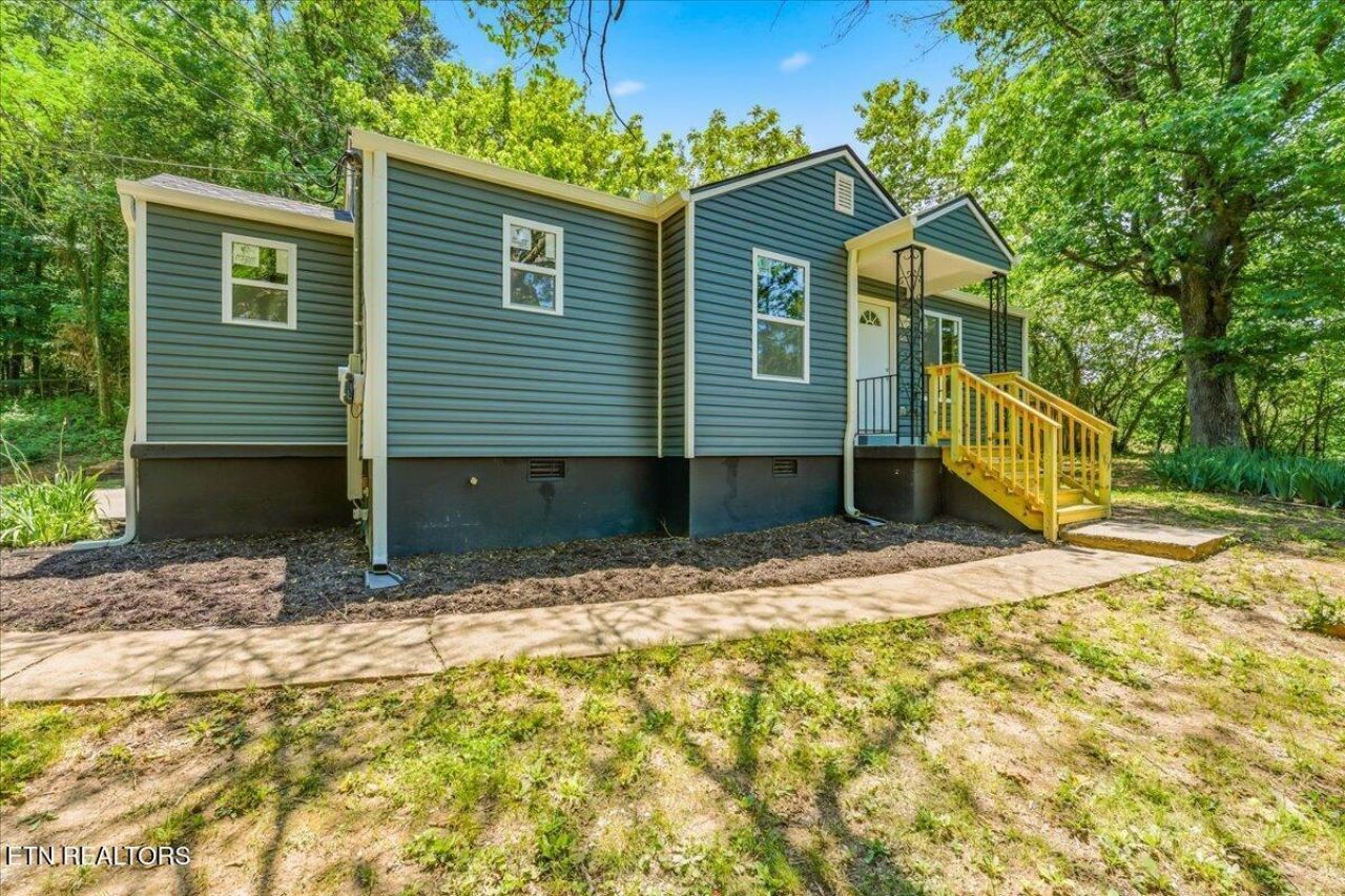 210 Clark Ave, Harriman, TN 37748 Main Photo