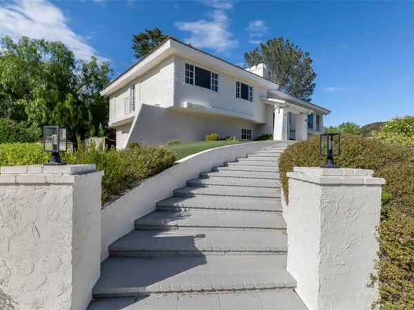 26086 Mulholland Highway, Calabasas, CA 91302