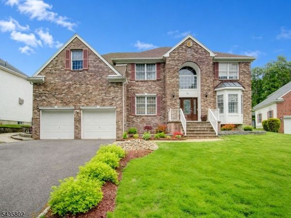 14 Hemingway Dr, Roxbury, NJ 07852